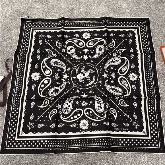 Hermès Rodeo Bandana scarf with Orange Gift Box with Ribbon - Picture 3 of 7